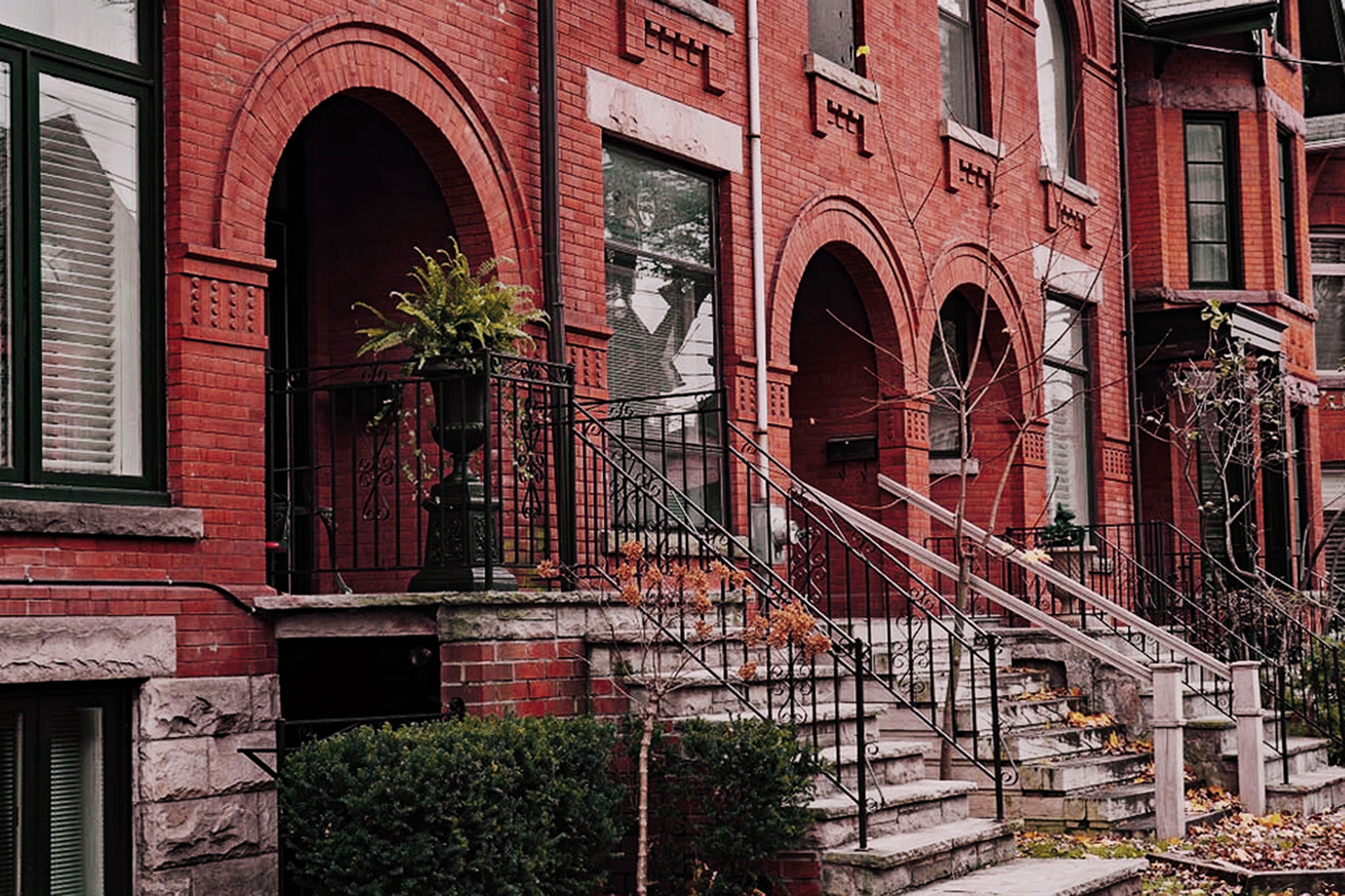 Historic Chicago brownstone architecture - SeeDigs
